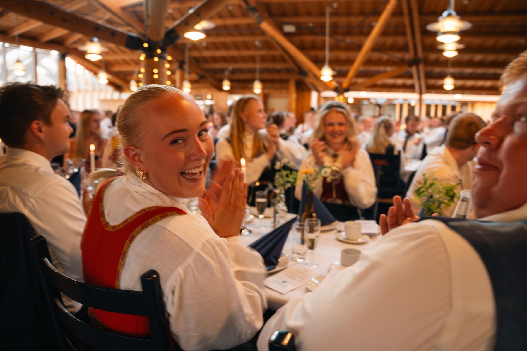 Medlemmer danser på bygdefest